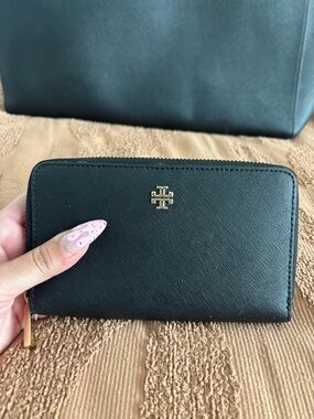 Tory Burch Black York Zip Saffiano Wallet with Gold Logo